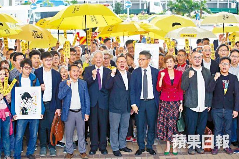 佔中九子昨到法院應訊,支持者在後方高舉黃傘。謝榮耀攝 佔中九子昨到法院應訊,支持者在後方高舉黃傘。謝榮耀攝