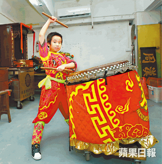 小朋友學藝不久已有板有眼。 小朋友學藝不久已有板有眼。