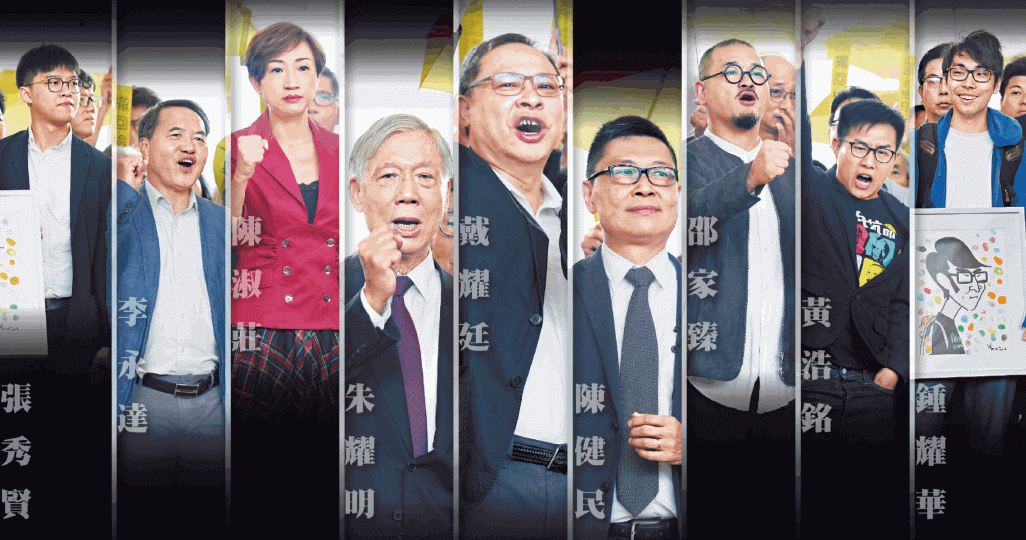 近百名支持者昨到法院外聲援佔中九子。謝榮耀攝 近百名支持者昨到法院外聲援佔中九子。謝榮耀攝