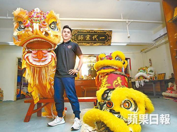三姜指多年來堅持經營武館獅團,因幾兄弟對舞獅確是鍾意得好緊要。彭大偉攝 三姜指多年來堅持經營武館獅團,因幾兄弟對舞獅確是鍾意得好緊要。彭大偉攝