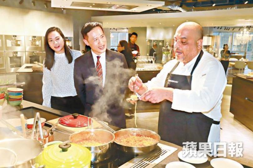 凱滙大部份單位為梗廚設計,集團更邀請外籍廚師即場使用爐具。譚德潤攝 凱滙大部份單位為梗廚設計,集團更邀請外籍廚師即場使用爐具。譚德潤攝