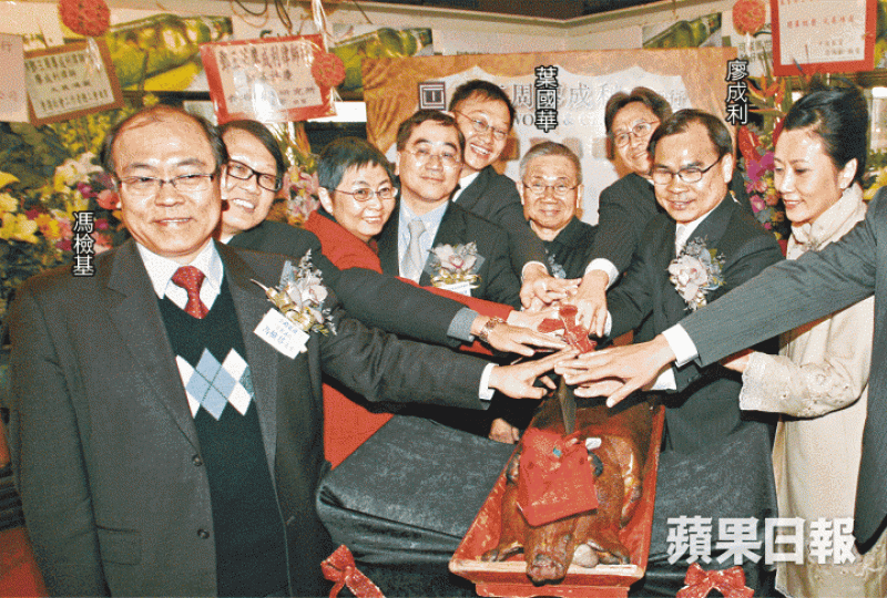 馮檢基與葉國華關係千絲萬縷,被指曾月收對方10萬捐款;圖為2009年兩人出席廖成利律師行開幕活動。昔日戰友李永達指馮檢基今次參選實質是 馮檢基與葉國華關係千絲萬縷,被指曾月收對方10萬捐款;圖為2009年兩人出席廖成利律師行開幕活動。昔日戰友李永達指馮檢基今次參選實質是