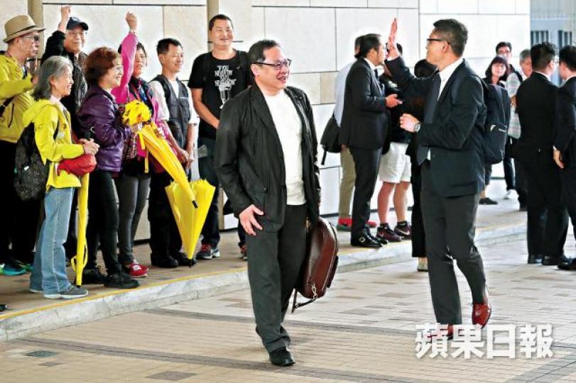 陳健民(右)與戴耀廷(左)在庭外向支持者揮手致意。何家達攝張秀賢 陳健民(右)與戴耀廷(左)在庭外向支持者揮手致意。何家達攝張秀賢