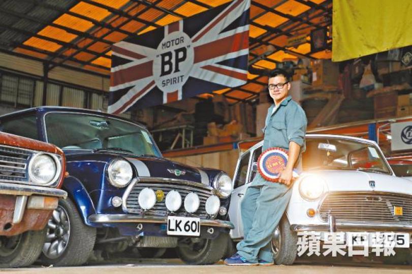 車庫內十多部各式舊款迷你車及修車工具,見證着李世莊與已故力哥一段亦師亦友情誼。香港迷你車會創會會長廖力逝世,生前拍檔李世莊連同幾位會員紙紮了一架原大迷你車(圖)致意。香港迷你車會創會會長廖力李世莊記得當初買了一部棍波迷你車,被迫全程使用低檔慢速行駛。 車庫內十多部各式舊款迷你車及修車工具,見證着李世莊與已故力哥一段亦師亦友情誼。香港迷你車會創會會長廖力逝世,生前拍檔李世莊連同幾位會員紙紮了一架原大迷你車(圖)致意。香港迷你車會創會會長廖力李世莊記得當初買了一部棍波迷你車,被迫全程使用低檔慢速行駛。