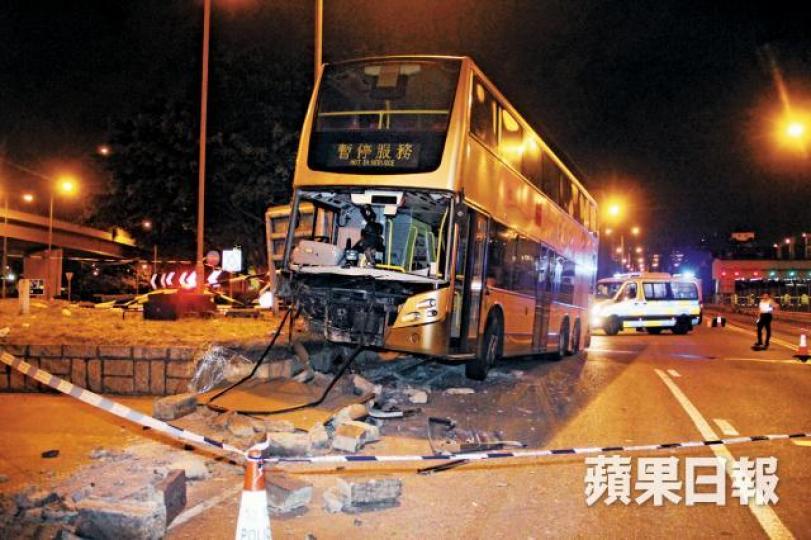 男生偷駕雙層九巴撞壆,車頭嚴重損毀。資料圖片 男生偷駕雙層九巴撞壆,車頭嚴重損毀。資料圖片