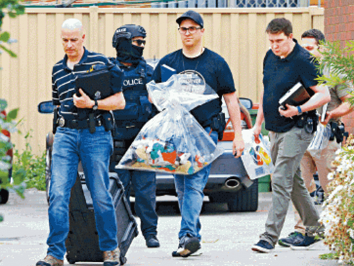 警方在一被捕者住所取走一批證物。路透社 警方在一被捕者住所取走一批證物。路透社