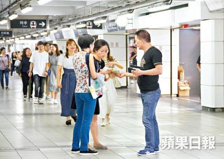 炒飛情況屢出現,有黃牛黨今年於港鐵站公然出售黃子華的棟篤笑門票。資料圖片 炒飛情況屢出現,有黃牛黨今年於港鐵站公然出售黃子華的棟篤笑門票。資料圖片