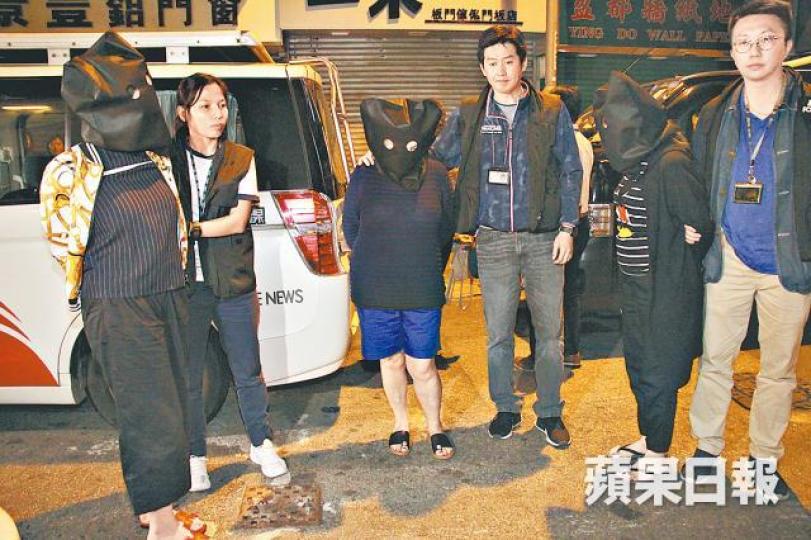 三名智利女子被警方蒙頭帶走。 三名智利女子被警方蒙頭帶走。