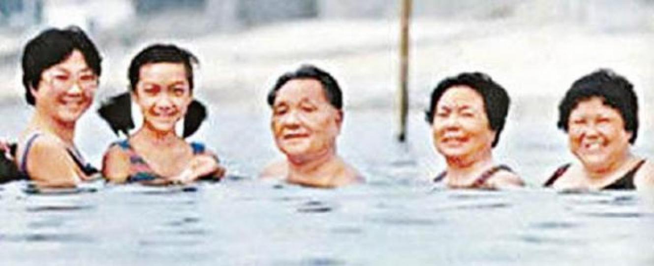 鄧小平1984年與妻子卓琳(右二)長女鄧林(右一)及細女鄧榕(左)等家人在北戴河海濱浴場留影。互聯網吳建常(左)1994年與潘廸生(右)主持深圳廸生名牌世界開幕。壹週刊圖片 鄧小平1984年與妻子卓琳(右二)長女鄧林(右一)及細女鄧榕(左)等家人在北戴河海濱浴場留影。互聯網吳建常(左)1994年與潘廸生(右)主持深圳廸生名牌世界開幕。壹週刊圖片