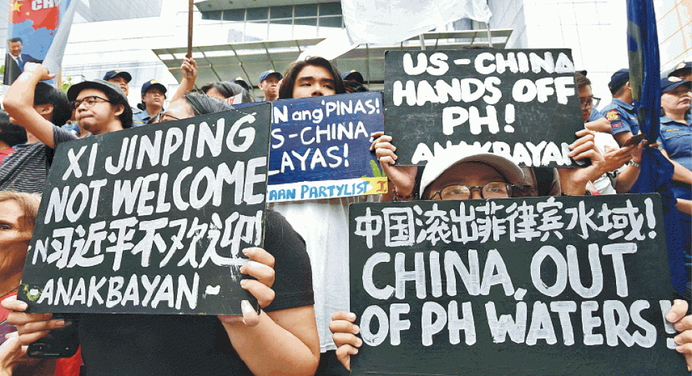 中國駐馬尼拉大使館外昨有民眾示威,抗議習近平到訪。美聯社 中國駐馬尼拉大使館外昨有民眾示威,抗議習近平到訪。美聯社