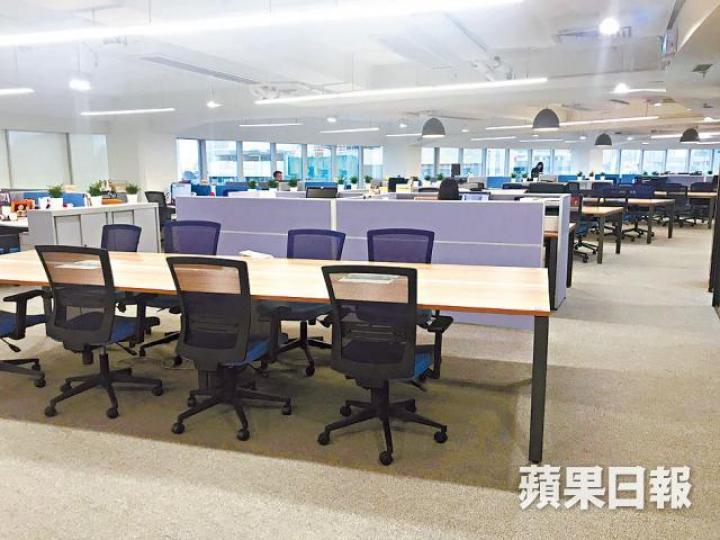 AXA澳門寫字樓採用開放式設計。 AXA澳門寫字樓採用開放式設計。