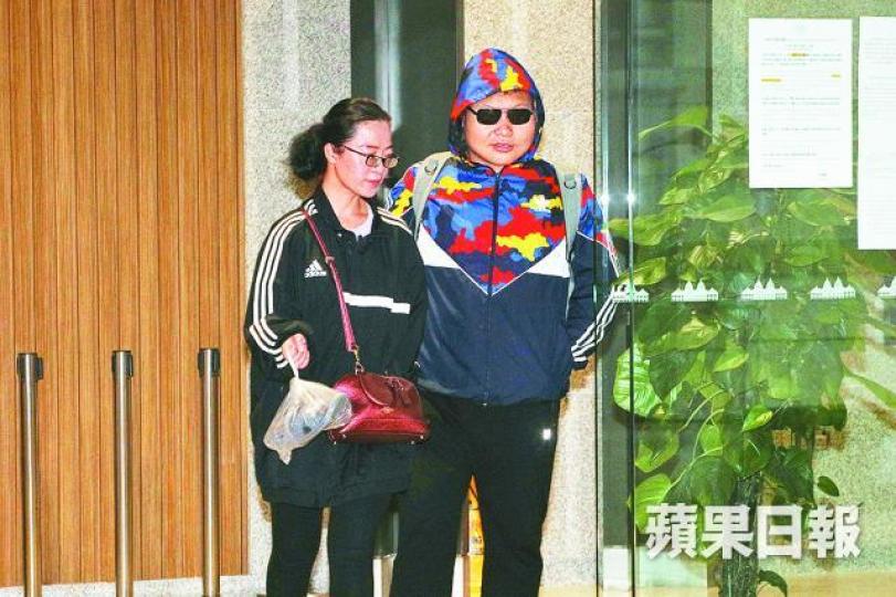 被告李旭珩(右)承認刑毀等罪被判緩刑,在妻子陪同下離開西九龍法院。李潤芳攝纏住犯人在床上的鐵鏈遭疑犯勒斷。 被告李旭珩(右)承認刑毀等罪被判緩刑,在妻子陪同下離開西九龍法院。李潤芳攝纏住犯人在床上的鐵鏈遭疑犯勒斷。