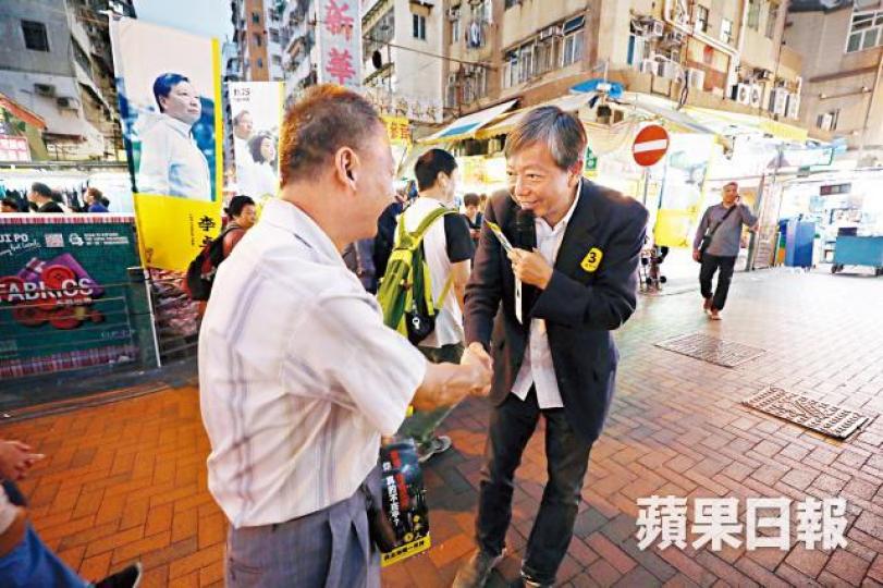 面對馮檢基及陳凱欣夾擊的李卓人昨到深水埗拉票。朱永倫攝馮檢基 面對馮檢基及陳凱欣夾擊的李卓人昨到深水埗拉票。朱永倫攝馮檢基