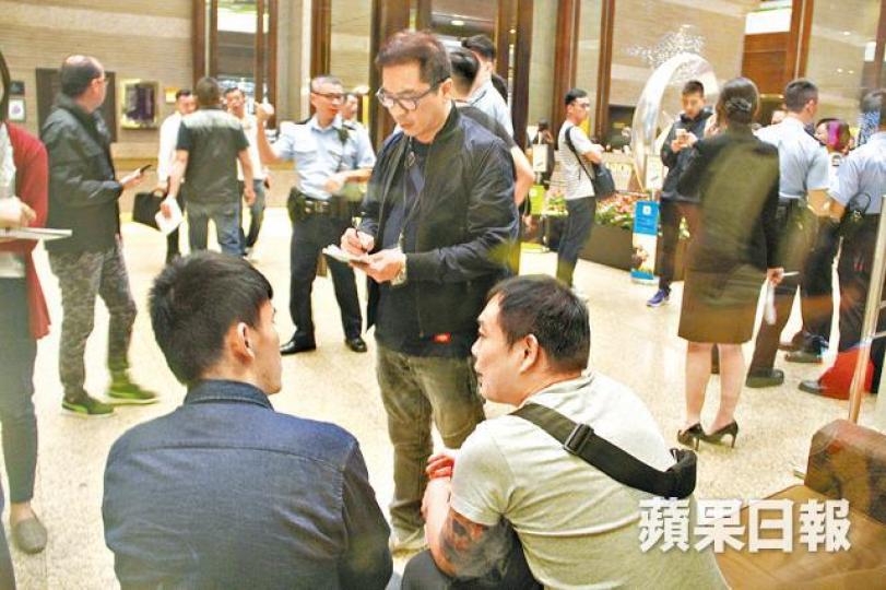 警員在麗豪酒店調查。黎家駒攝 警員在麗豪酒店調查。黎家駒攝