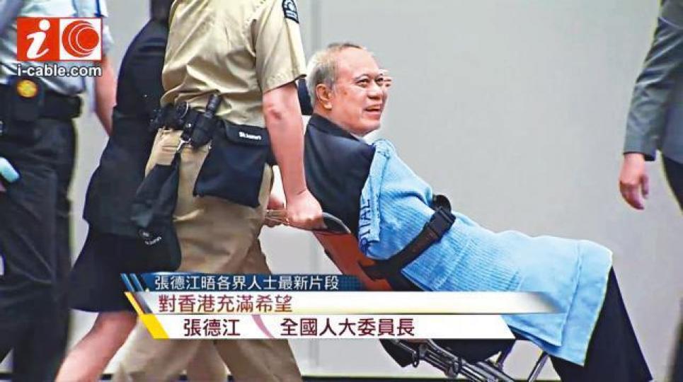 2016年張德江於政總發言時,劉迺強身體不適要由救護員送離現場。 2016年張德江於政總發言時,劉迺強身體不適要由救護員送離現場。