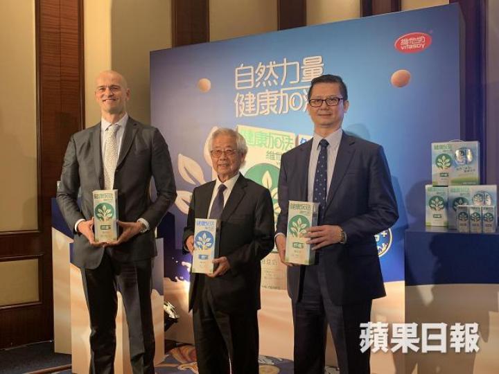 維他奶執行主席羅友禮(中)預計內地業務下半年增長緩和。 維他奶執行主席羅友禮(中)預計內地業務下半年增長緩和。