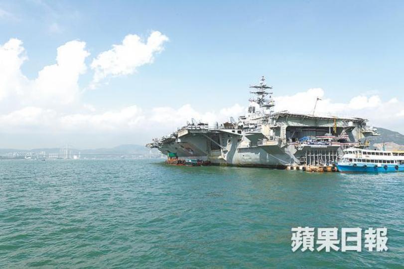 列根號停泊於青衣對開水域。馬泉崇攝司令官海軍少將Karl O.Thomas 列根號停泊於青衣對開水域。馬泉崇攝司令官海軍少將Karl O.Thomas