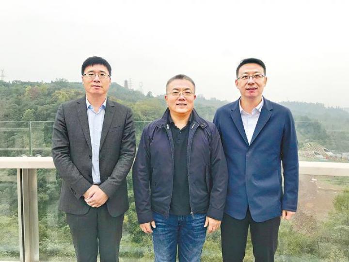 龍湖首席執行官邵明曉(中)。 龍湖首席執行官邵明曉(中)。