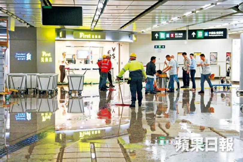 高鐵西九龍站B2抵港大堂,昨午上演「水舞間」。 高鐵西九龍站B2抵港大堂,昨午上演「水舞間」。