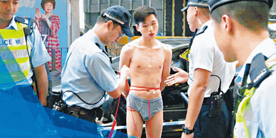 韓國男子僅穿內褲,並以紅繩綁身遊行,最後被警方拘捕。Hong Kong Free Press圖片 韓國男子僅穿內褲,並以紅繩綁身遊行,最後被警方拘捕。Hong Kong Free Press圖片