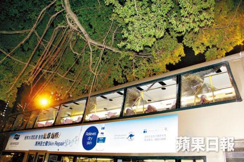 巴士上層左邊多幅玻璃窗爆裂。黎家駒攝 巴士上層左邊多幅玻璃窗爆裂。黎家駒攝