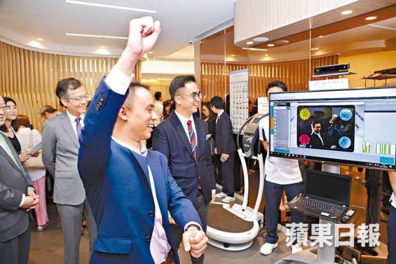 Kenneth試玩VR復康系統,老闆Adrian都睇到笑騎騎。何耀勤攝 Kenneth試玩VR復康系統,老闆Adrian都睇到笑騎騎。何耀勤攝