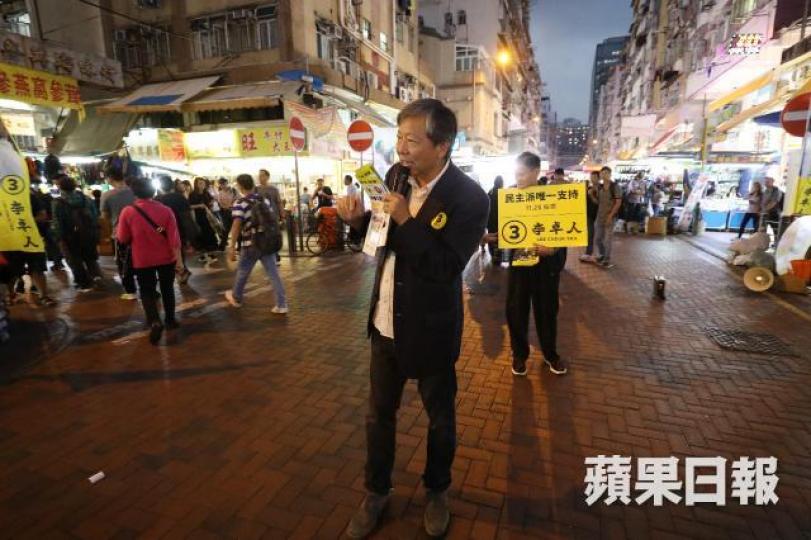 工黨李卓人工運色彩濃厚,但民調發現行政及專業人員、 文職及服務人員分別有39.2%及30.3%傾向支持李。 工黨李卓人工運色彩濃厚,但民調發現行政及專業人員、 文職及服務人員分別有39.2%及30.3%傾向支持李。