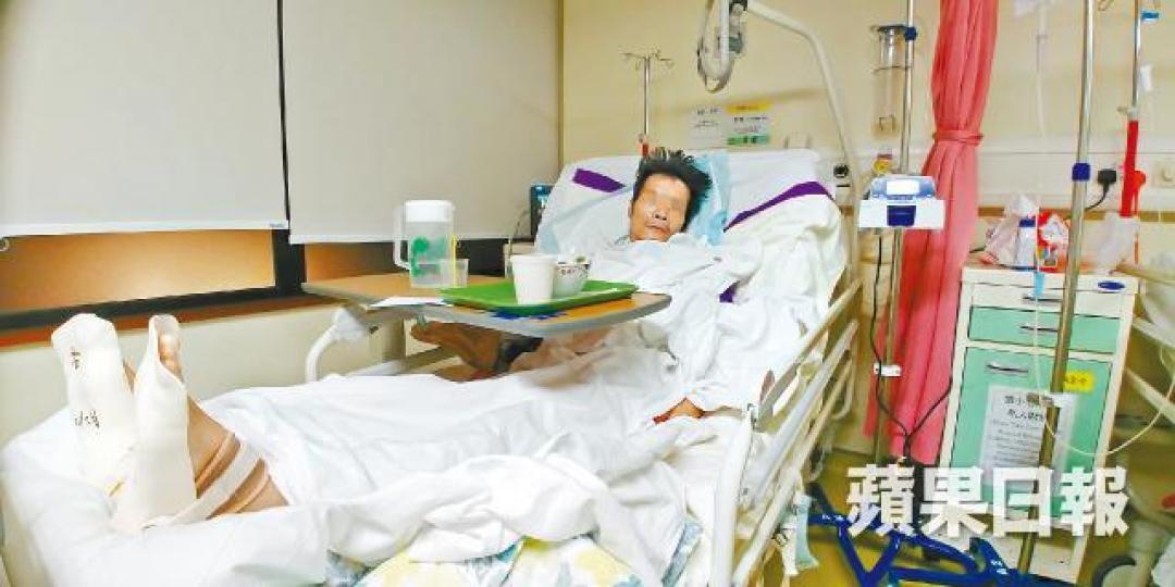 月初遭女警槍擊受傷的姓周男子仍然留醫。傷者妻兒(右一、二)及老闆(左一)昨在涂謹申陪同下召開記者會。何穎賢攝周當日中槍後倒地,被警員制服。 月初遭女警槍擊受傷的姓周男子仍然留醫。傷者妻兒(右一、二)及老闆(左一)昨在涂謹申陪同下召開記者會。何穎賢攝周當日中槍後倒地,被警員制服。