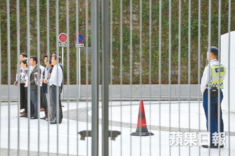十多名民主派議員到公民廣場抗議,保安並沒有上前驅趕。何穎賢攝 十多名民主派議員到公民廣場抗議,保安並沒有上前驅趕。何穎賢攝