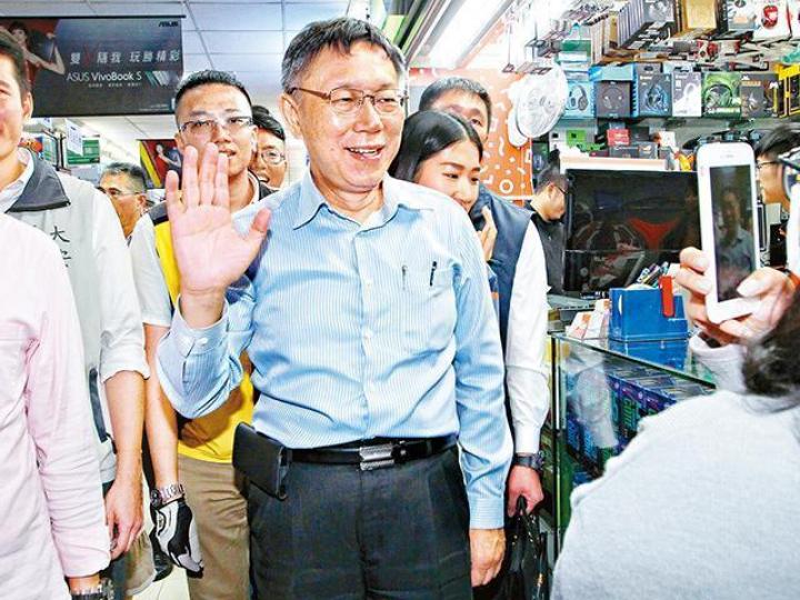 標榜超越藍綠「白色力量」的柯文哲，拜會商戶拉票。 台灣《蘋果日報》民進黨台北巿長候選人姚文智（前左）在行政院前院長謝長廷陪同下拉票。國民黨候選人丁守中，民調暫落後於柯文哲。