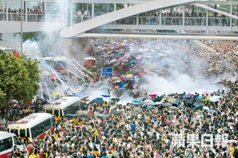 2014年9月28日，警方向市民施放催淚彈，拉開佔領運動序幕。