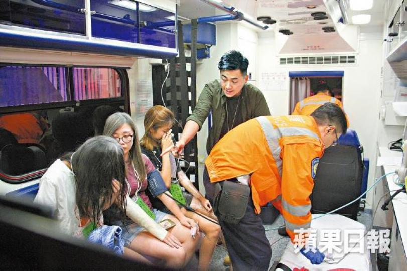 意外中受傷的學生送院時身上沾有粉末。 意外中受傷的學生送院時身上沾有粉末。