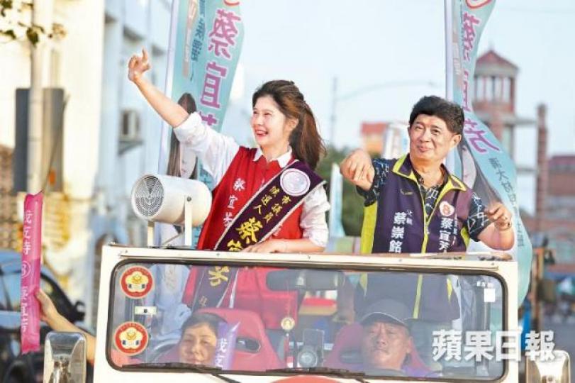 27歲的政壇素人蔡宜芳角逐高雄市議員,獲身為民進黨籍里長的父親蔡崇銘,以個人身份協助拉票。易仰民攝蔡宜芳在fb貼出自己的性感造型照。唐聖捷 27歲的政壇素人蔡宜芳角逐高雄市議員,獲身為民進黨籍里長的父親蔡崇銘,以個人身份協助拉票。易仰民攝蔡宜芳在fb貼出自己的性感造型照。唐聖捷