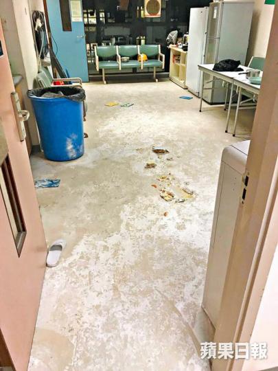 事發活動室地面遺下蛋糕碎及大量粉末。 事發活動室地面遺下蛋糕碎及大量粉末。
