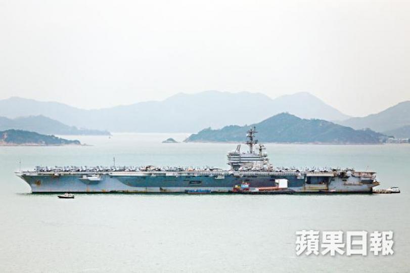 列根號停泊在青衣近海，疑干擾沿岸私家車致防盜鎖失靈。周智堅攝本報記者在青衣西南面的青衣路嘗試用遙控器開車鎖，須多次才能成功。