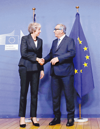 英國首相文翠珊（左）與歐盟委員會主席容克前日在布魯塞爾開會，就英國脫歐後雙方政治關係達成協議。路透社