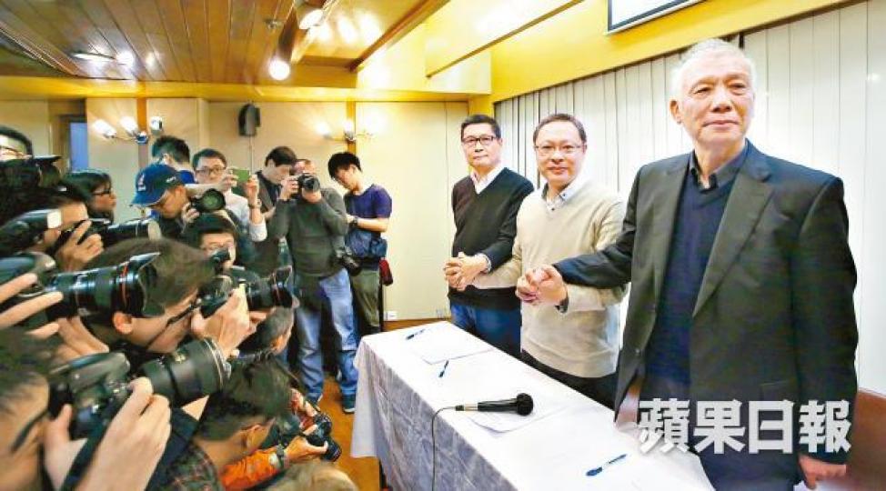 被告陳健民、戴耀廷及朱耀明當日在記者會上宣佈自首。資料圖片被告黃浩銘昨在律師何俊仁陪同下離開法庭。