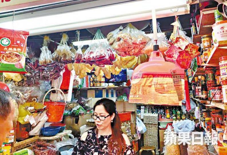 林太的雜貨店屹立商場20年,嘆生意越來越難做。 林太的雜貨店屹立商場20年,嘆生意越來越難做。