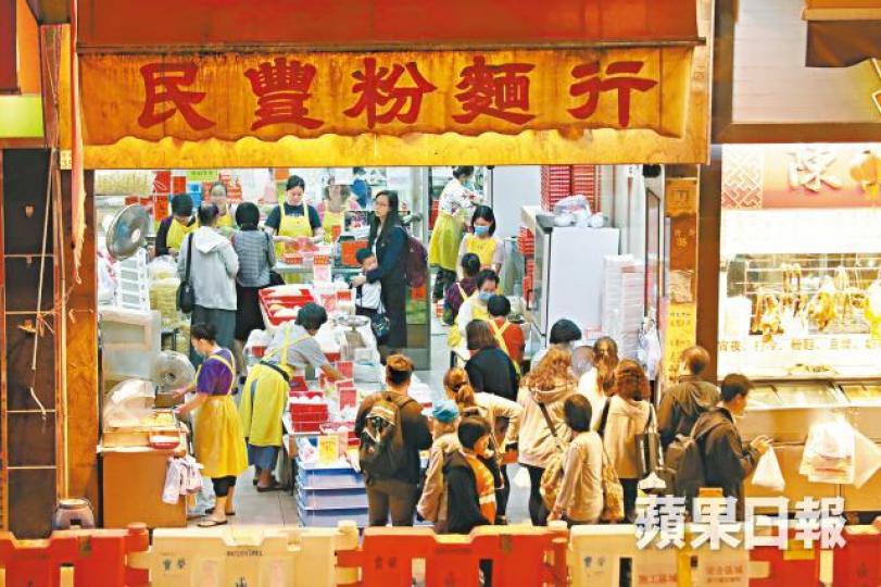荃灣老店民豐粉麵行設有工場，即場製作餃子雲吞。李家皓攝民豐的生餃子皮現時無獨立出售。