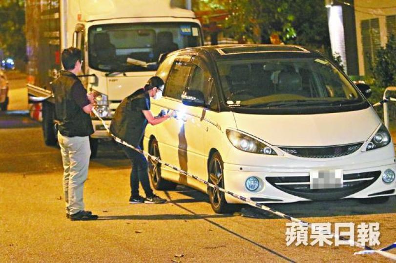 涉案七人車被棄置在大角嘴，警員到場調查。