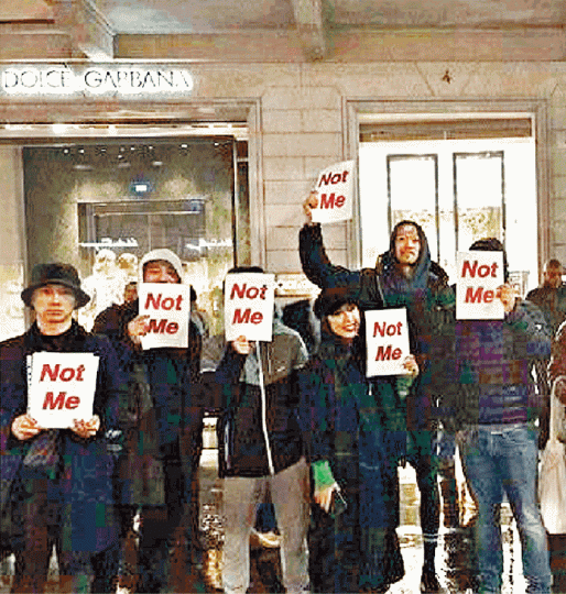 約20名中國留學生在意大利米蘭的一間DG門口抗議。 約20名中國留學生在意大利米蘭的一間DG門口抗議。