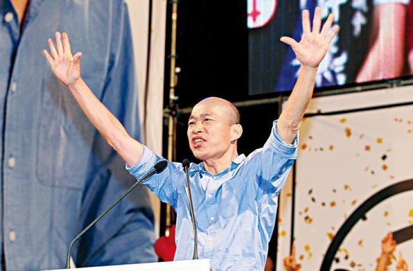 韓國瑜憑着口才和草根語言，成為國民黨今年選舉的一大奇兵。 台灣《蘋果日報》韓國瑜在選前最後周末於高雄市鳳山舉行的造勢晚會，號稱有十萬人參加。