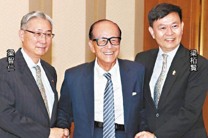 李嘉誠8月宣佈「愛能助」計劃後,與醫院管理局主席梁智仁及醫管局行政總裁梁栢賢合照。 李嘉誠8月宣佈「愛能助」計劃後,與醫院管理局主席梁智仁及醫管局行政總裁梁栢賢合照。