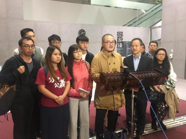 邵家臻直斥政府對學童自殺問題「高高舉起,輕輕放下」。 邵家臻直斥政府對學童自殺問題「高高舉起,輕輕放下」。