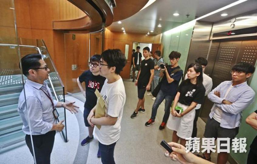 學生紀律委員會指四人涉嫌違反校規,要求四人在12月初向委員會遞交書面解釋。 學生紀律委員會指四人涉嫌違反校規,要求四人在12月初向委員會遞交書面解釋。