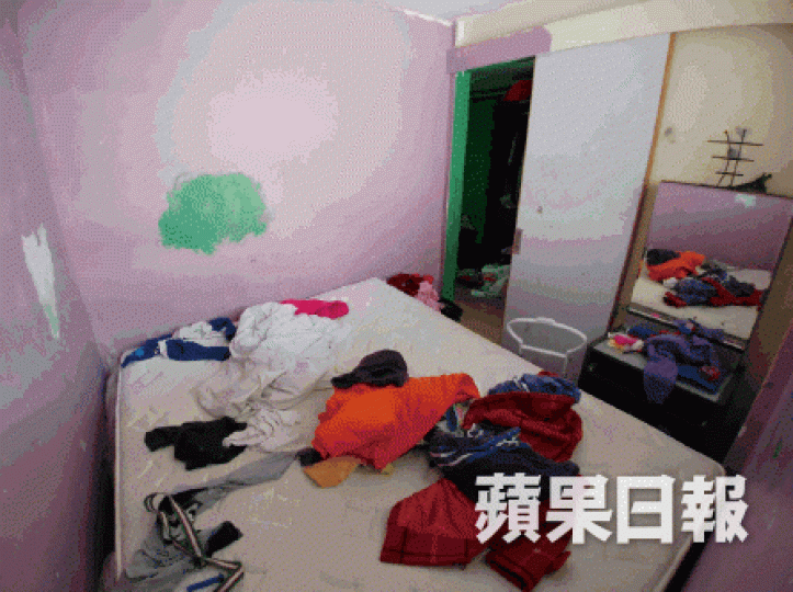 涉事單位內一片凌亂,房內散滿衣服。詹家志攝 涉事單位內一片凌亂,房內散滿衣服。詹家志攝