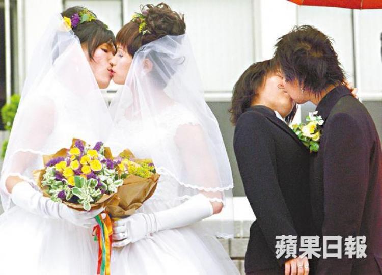 2002年有兩對同志到婚姻登記處「撈亂」註冊。 2002年有兩對同志到婚姻登記處「撈亂」註冊。