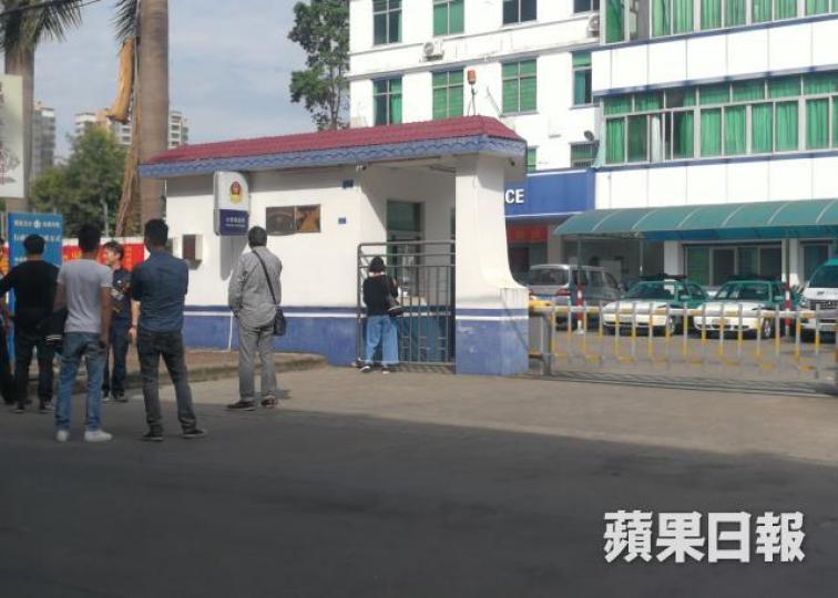 多名案中的港人受害人親自到東莞報警。 多名案中的港人受害人親自到東莞報警。