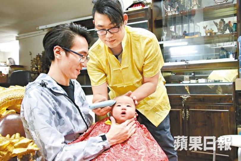 張振宇替嬰兒剪髮有既定程序,剃下毛髮按位置分開,不容搞亂。張虹霓與張振宇父子的家族由清朝道光年間開始製造胎毛筆,家族曾是皇家御用製筆師。刻有滿文「龍馬精神」的銅製毛筆,有百多年歷史。清朝道光年間製作的毛筆,筆桿以銅打造。剃下的毛髮分為四份,以製作筆頭不同部份。張虹霓為兒子製作的臍帶印章。 張振宇替嬰兒剪髮有既定程序,剃下毛髮按位置分開,不容搞亂。張虹霓與張振宇父子的家族由清朝道光年間開始製造胎毛筆,家族曾是皇家御用製筆師。刻有滿文「龍馬精神」的銅製毛筆,有百多年歷史。清朝道光年間製作的毛筆,筆桿以銅打造。剃下的毛髮分為四份,以製作筆頭不同部份。張虹霓為兒子製作的臍帶印章。