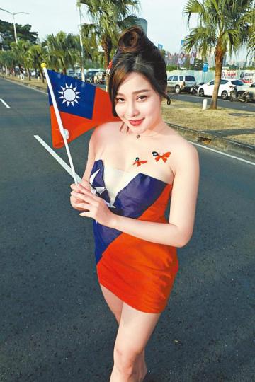在韓國瑜晚會,有辣妹把青天白日滿地紅旗穿上身。 在韓國瑜晚會,有辣妹把青天白日滿地紅旗穿上身。